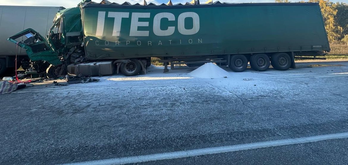 Три фуры столкнулись на трассе в Красноярском крае, водитель погиб